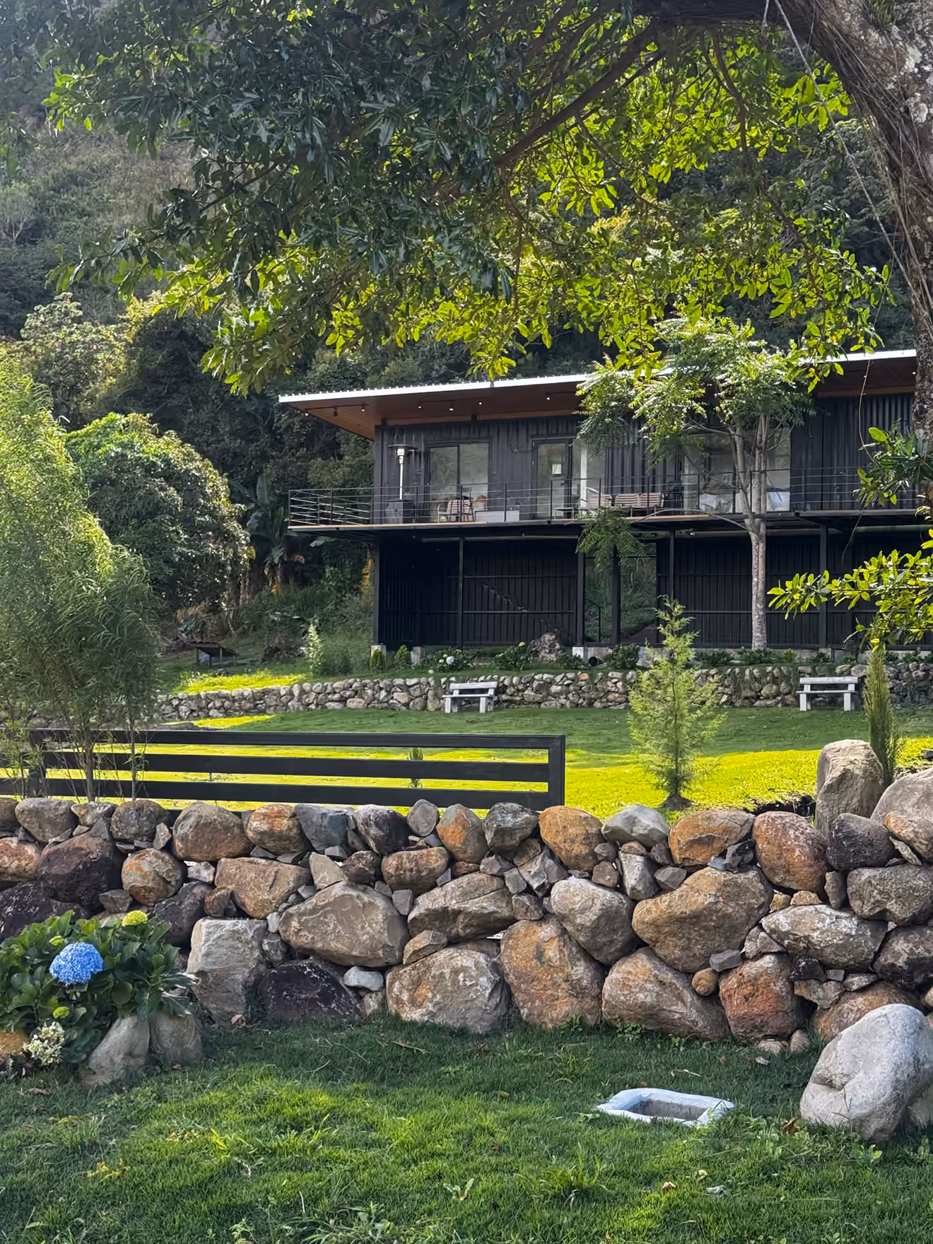 Arauz Estate entre el bosque y los jardines de la finca